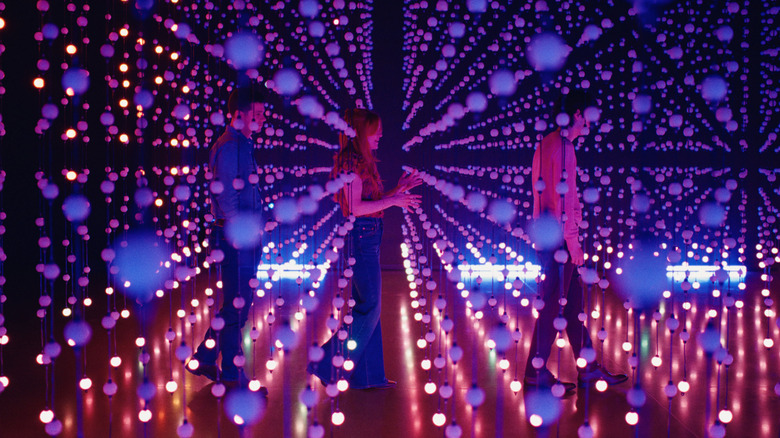 Roman, Marcie și Dennis se plimbă printr -o instalație de artă în Twinless