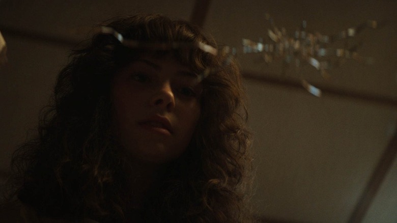 Heather Smurl se uită în oglinda crăpată în Conjuring: Ultimele rituri