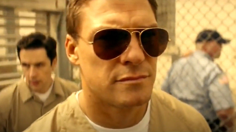 Jack Reacher purtând nuanțe bolnave în închisoare în Reacher