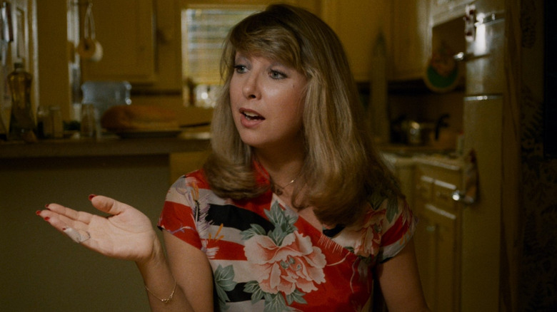 Teri Garr ca Frannie stând la o masă de bucătărie, arătând în dificultate, într -una din inimă