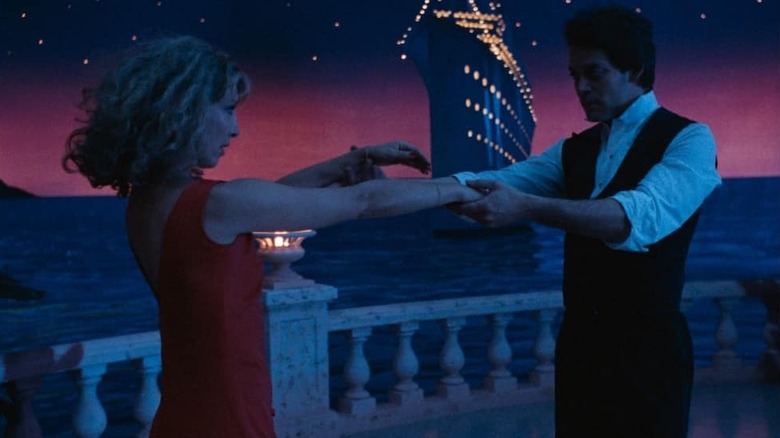 Teri Garr ca Frannie și Raúl Juliá ca Ray dansând noaptea într -una din inimă