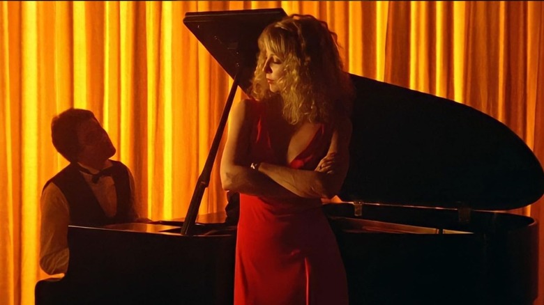 Teri Garr ca Frannie sprijinit de un pian într -unul din inimă