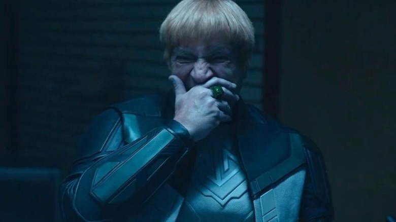 Nathan Fillion în rolul lui Guy Gardner/Green Lantern ținut mâna spre gură pentru a acoperi un râs în pace