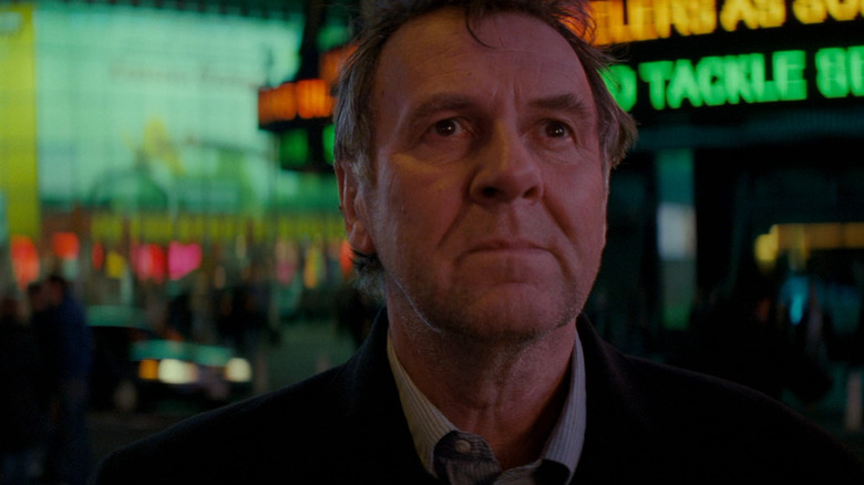 Tom Wilkinson ca Arthur arătând sfidător în Michael Clayton