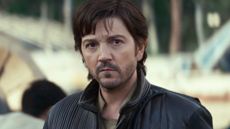 Close-up-ul lui Diego Luna ca Cassian Andor în Andor