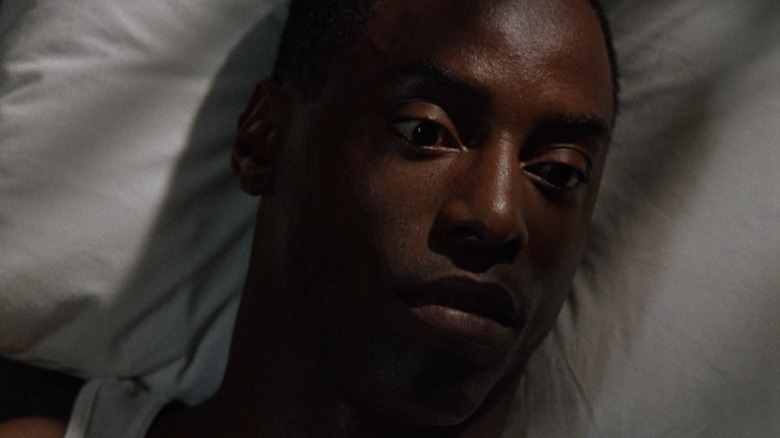 Isaia Washington ca Frank Louis Beechum întins pe o pernă în adevărata crimă