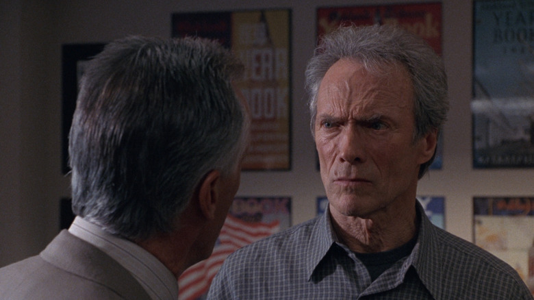 Clint Eastwood în rolul lui Steve Everett privind pe cineva în adevărata crimă