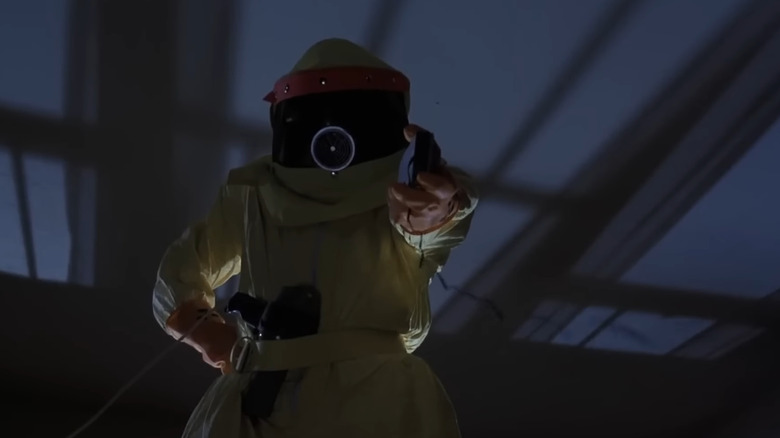 Marty McFly într -un costum de hazmat în Back to the Future