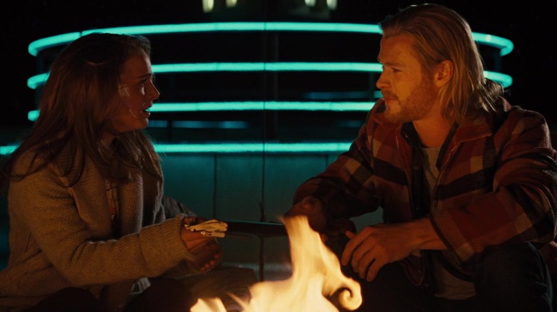 Jane Foster (Natalie Portman) ascultă Thor (Chris Hemsworth) Explicat Magic in Thor (2011)