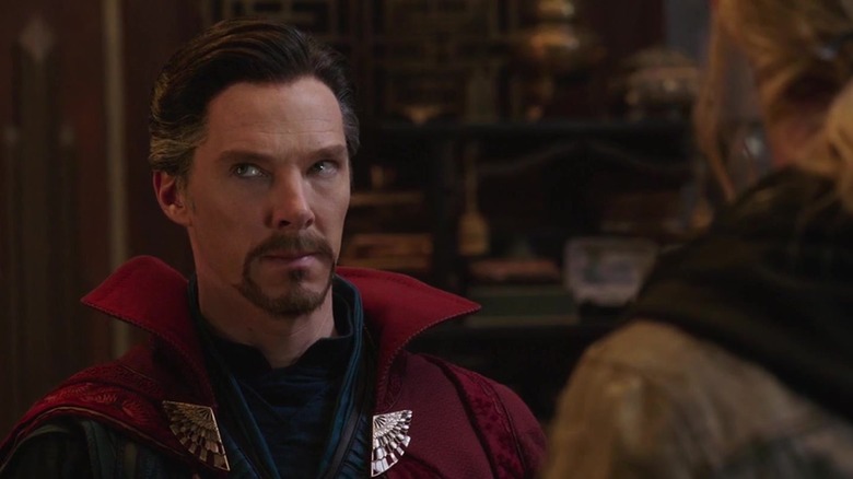 Doctor Strange (Benedict Cumberbatch) vorbind cu Thor (Chris Hemsworth) în Thor: Ragnarok