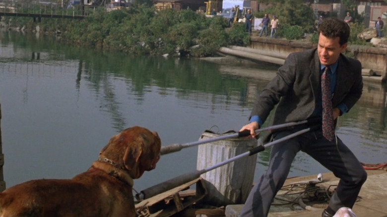 Tom Hanks în calitate de detectiv Turner care încearcă să -l ridice pe masivul Mastiff Hooch în Turner & Hooch