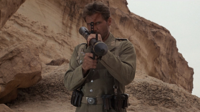 Harrison Ford ca Indiana Jones deține un lansator de rachete în Raiders of the Lost Ark