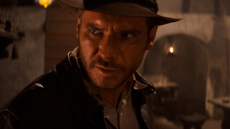Harrison Ford în calitate de Indiana Jones, arătând îngrijorat de Raiders of the Lost Ark