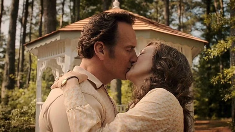 Ed și Lorraine Warren împărtășesc un sărut în fața unui foișor în Conjuring: The Diavol m -a făcut să o fac