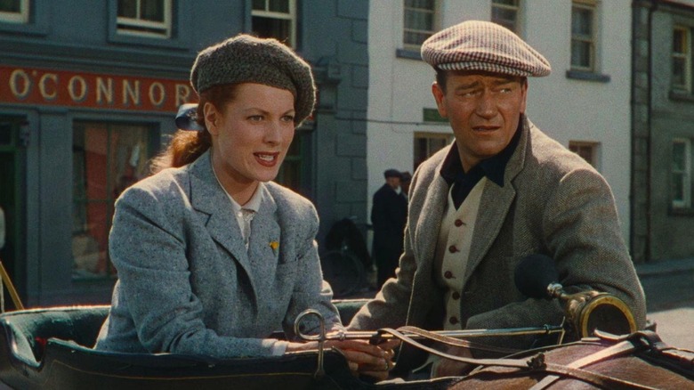 Maureen O'Hara ca Mary Kate Danaher și John Wayne în rolul lui Sean Thornton stând într -o trăsură în The Quiet Man