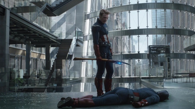 Steve Rogers se uită la Butt în Avengers Captain America în Avengers: Endgame