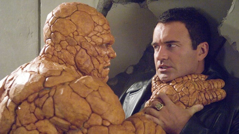 Michael Chiklis ca lucrul care apucă Victor von Doom al lui Julian McMahon de gât în ​​Fantastic Four (2005)