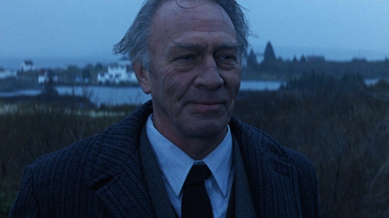 Christopher Plummer în calitate de detectiv John Mackey care stă afară în Dolores Claiborne
