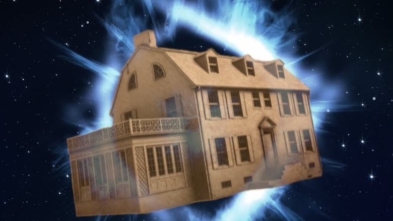 Casa plutind în spațiu în Amityville în spațiu