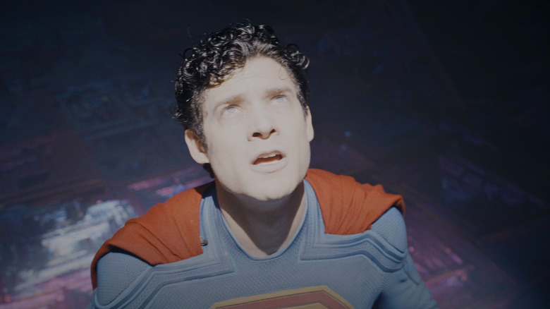 Supermanul lui David Corenswet este iluminat de lumină strălucitoare în timp ce se uită în Superman