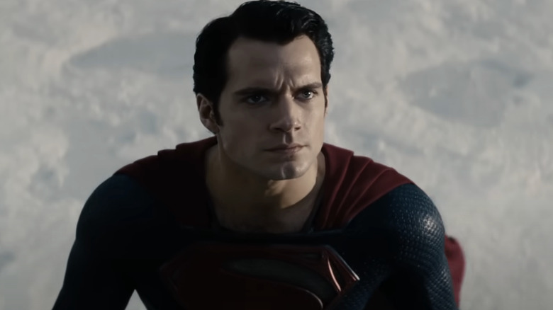 Supermanul lui Henry Cavill se uită în sus, în timp ce stă în zăpadă în om de oțel