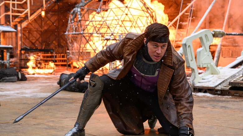 Channing Tatum în timp ce Gambit s -a ghemuit cu personalul său în mână în Deadpool & Wolverine