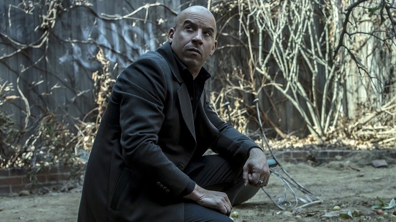 Vin Diesel în timp ce Kaulder a îngenuncheat în pădure în ultimul vânător de vrăjitoare