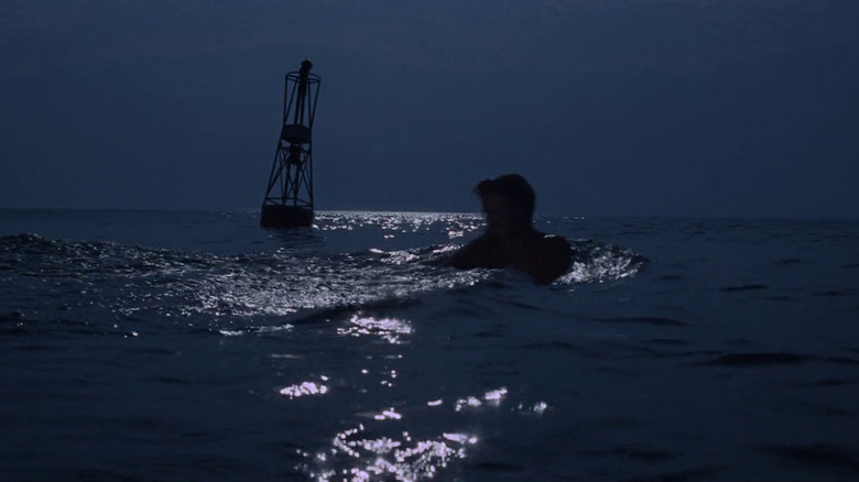 Chrissie este târât pe lângă celebrul Lone Buoy în Jaws