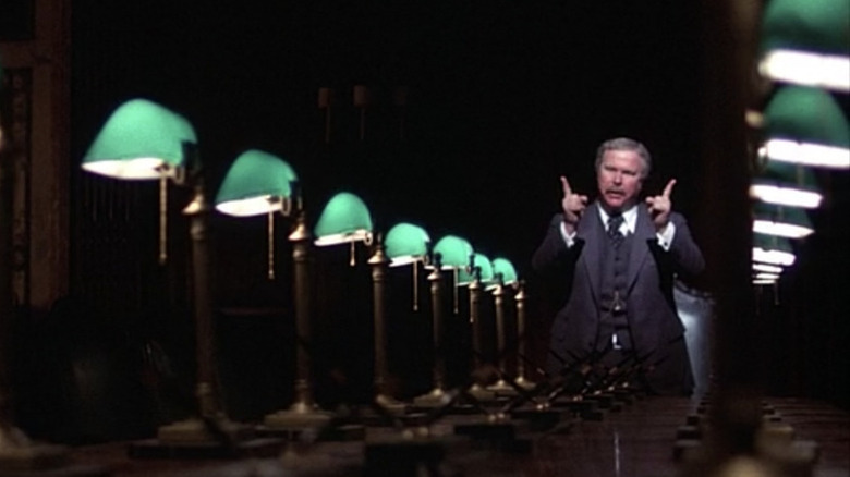 Ned Beatty se îmbracă pe Peter Finch în rețea