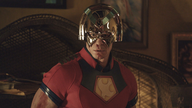 John Cena în calitate de pacificator în dormitorul său, cu sânge pe nas în pace