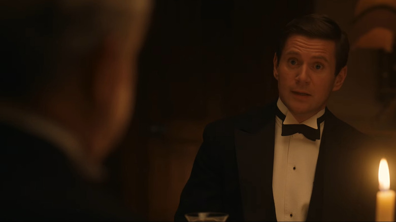 Earl of Grantham ascultându -l pe Tom Branson la masa de cină din Downton Abbey: The Grand Finale