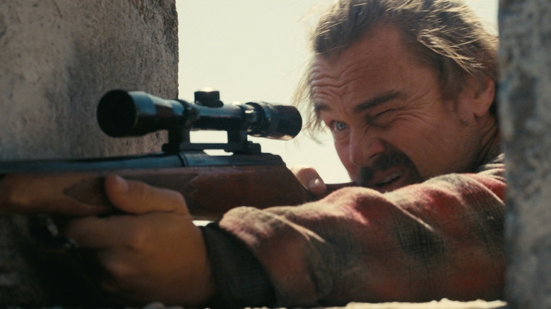 Leonardo DiCaprio în timp ce Bob privind prin sfera unei puști într -o luptă după alta