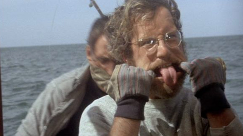 Hooper se enervează și servește față în fălci