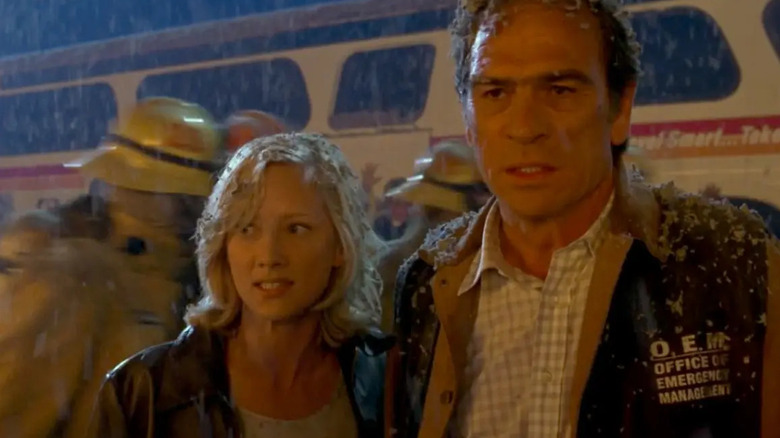 Amy și Mike stând unul lângă altul în vulcan