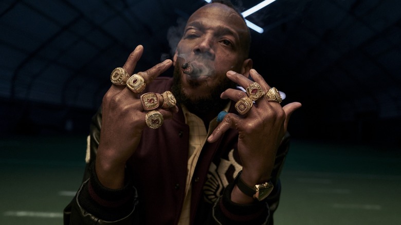 Marlon Wayans, ca Isaia White, ținându -și cele opt inele cu o față bătută în el