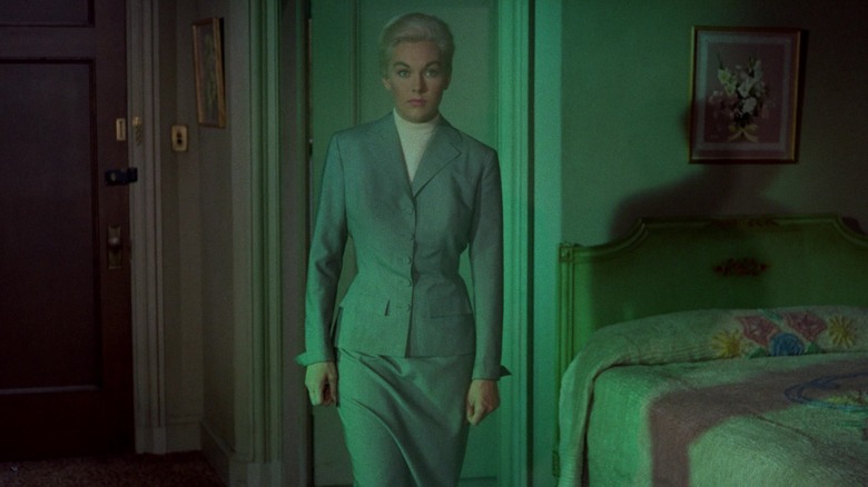 Madeleine/Judy s -a scăldat cu lumină verde în Vertigo