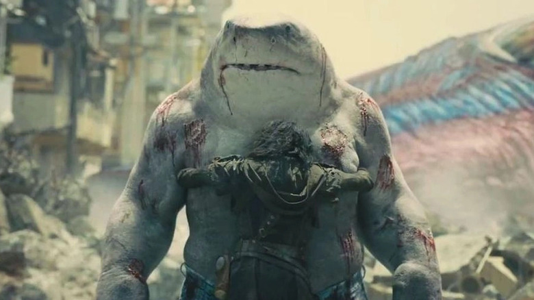 Danielo Melchior ca Ratcatcher 2 oferindu -i lui King Shark o îmbrățișare mare în Suicide Squad