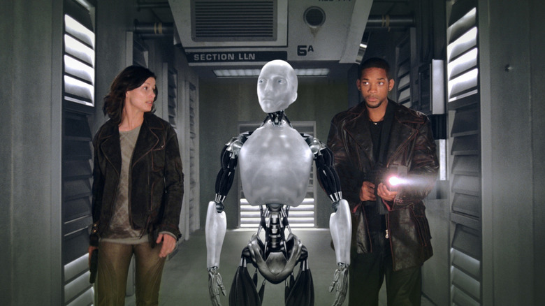 Bridget Moynahan în rolul Dr. Susan Calvin, Alan Tudyk ca Sonny și Will Smith în timp ce Del Spooner dezvăluie un mister în I, robot