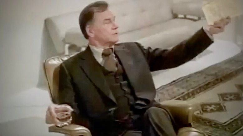 Dr. 'Ham' Hamilton stând cu o băutură în filmul TV din 1977 Spectre Spectre