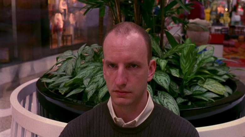 Fletcher Munson stând nemișcat într -un mall din Schozopolis.