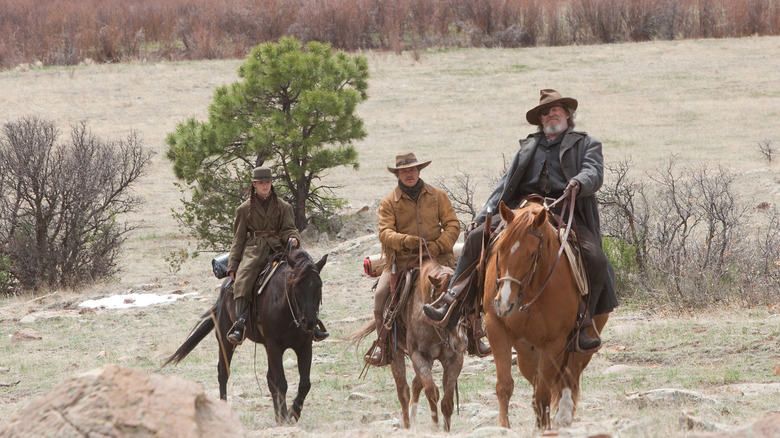 Jeff Bridges în calitate de deputat al lui Mareșal american Cogburn, Matt Damon în rolul lui Texas Ranger Laboeuf și Hailee Steinfeld în rolul lui Mattie Ross călătorind pe călare prin pustie în True Grit