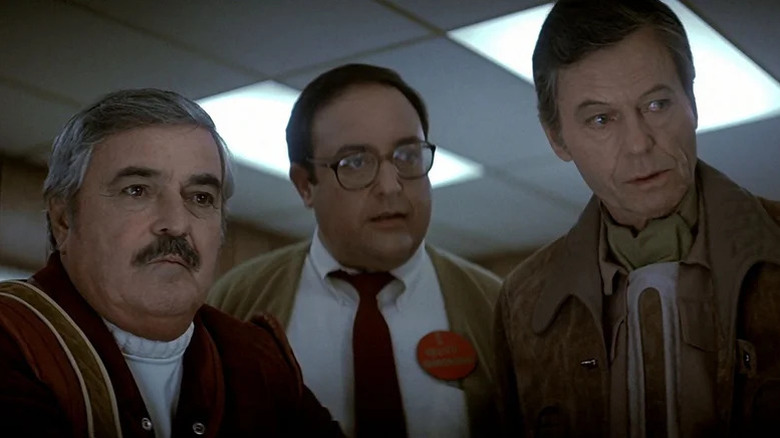 Scotty, inginer și Dr. McCoy care se uită la ceva în Star Trek IV: The Voyage Home