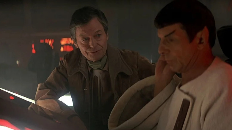 Dr. McCoy zâmbind la Spock în Star Trek IV: The Voyage Home