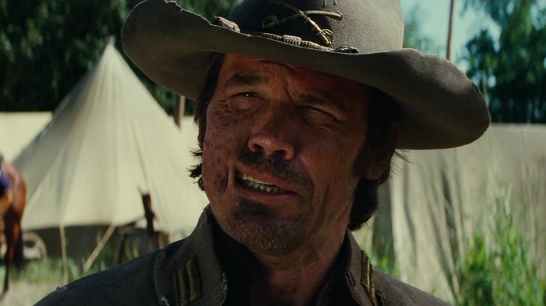 Josh Brolin în rolul lui Jonah Hex stând lângă o tabără din Jonah Hex (2010)