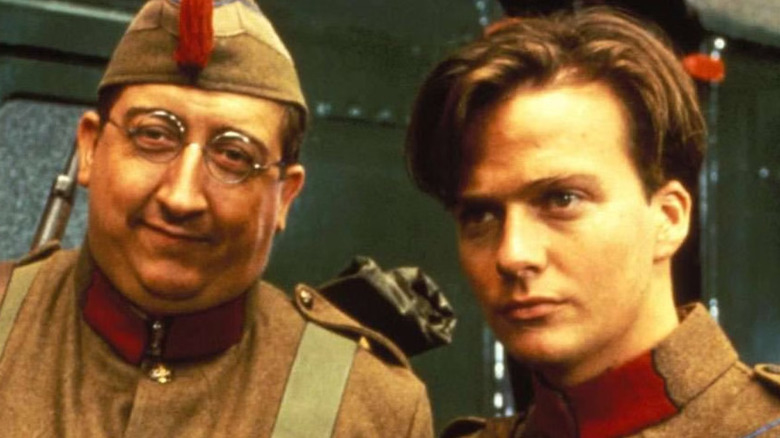 Un soldat și un tânăr indy în uniformă în tânăra cronici Indiana Jones