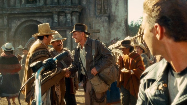 Mindy strângând mâinile cu doi peruani din Indiana Jones și Regatul Craniului de Cristal