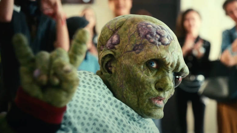 Toxie aruncând coarne și purtând o rochie de spital în Avenger Toxic