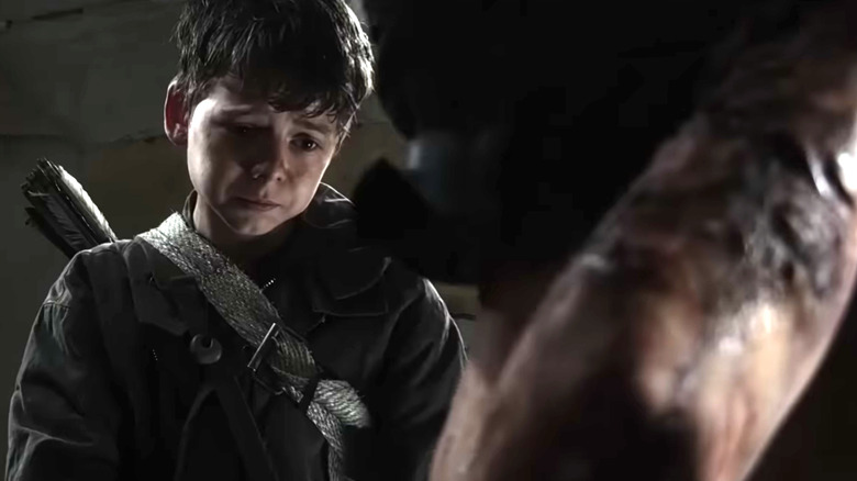 28 de ani mai târziu, Spike uitându -se la un corp infectat