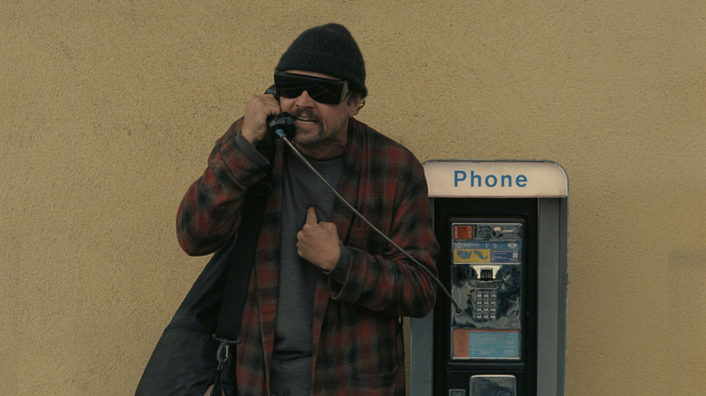 Bob pe un telefon cu o plată într -o luptă după alta