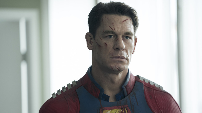 John Cena în calitate de pacificator cu semne tăiate pe toată fața în pace în pace